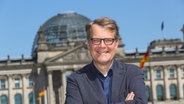 Prof. Robert Vehrkamp von der Bertelsmann Stiftung steht vor dem Reichstag in Berlin. © privat 