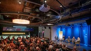 Diskussionsteilnehmer auf dem Podium des resonazraums in Hamburg zur Aufzeichung der Veranstaltung "Akademie Aktuell" am 20.11.2024. Mit dabei: Jan-Philipp Stephan, Prof. Dr. Mojib Latif, Ralf Helling und Prof. Dr. Anita Engels. Birgit Langhammer von NDR Info moderiert. © Akademie der Wissenschaften Foto: Jann Wilken