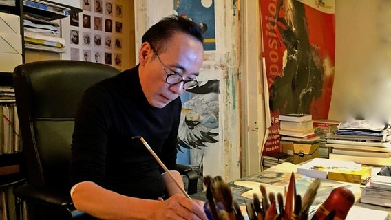 Chen Jianghong am Schreibtisch © Chen Jianghong Foto: privat