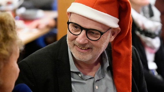 Moderator Andreas Kuhnt mit Weihnachtsmütze. © NDR Foto: Jan Penning