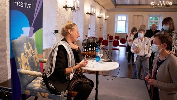 Judith Hermann signiert nach einer Lesung Bücher. © dpa picture alliance Foto: Thomas Frey