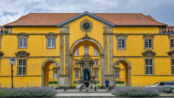 Ein Eingang der Universität Osnabrück im Schloss. © dpa picture alliance Foto: Schoening