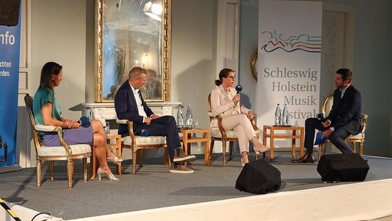 Podiumsdiskussion, Anja Reschke, Prof. Dr. Christian Stöcker. Prof. Dr. Katja Matthes und Moderator Adrian Feuerbacher, NDR. © NDR Foto: Sonja Paar