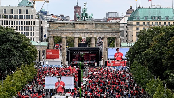 Demonstration von Beschäftigten und Unternehmern der Veranstaltungsbranche vor dem Brandenburger Tor in Berlin. Demonstration von Beschäftigten und Unternehmern der Veranstaltungsbranche vor dem Brandenburger Tor in Berlin. © dpa-Bildfunk Foto: Britta Pedersen