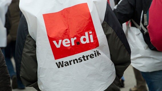 Auf einer Weste steht: ver.di Warnstreik © dpa Foto: Stefan Sauer