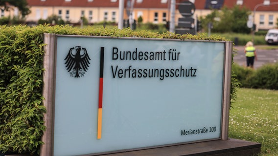 Das Behördenschild vor dem Bundesamt für Verfassungsschutz. © picture alliance/dpa Foto: Oliver Berg