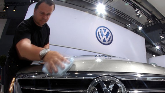 Ein Mann poliert die Kühlerhaube eines VW-Passat © dpa Foto: Kay Nietfeld