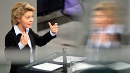 Bundesarbeitsministerin Ursula von der Leyen (CDU) spricht im Deutschen Bundestag in Berlin. © dpa Foto: Wolfgang Kumm