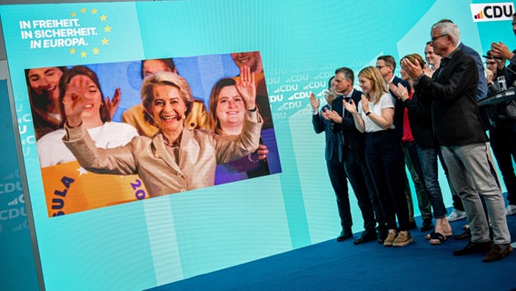 Eine jubelnde Ursula von der Leyen wird nach den ersten Hochrechnungen im Konrad-Adenauer-Haus zugeschaltet. © dpa Foto: Fabian Sommer