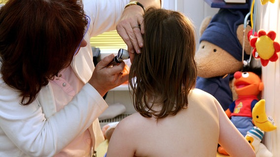 Ärztin untersucht ein Mädchen © picture-alliance/ ZB | Patrick Pleul Foto: Patrick Pleul