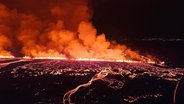 Das vom isländischen Zivilschutz zur Verfügung gestellte Bild zeigt den Ausbruch von Lava aus einem Vulkan zwischen Hagafell und Stóri-Skógfell. © Iceland Civil Defense/AP/dpa 