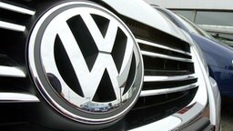 Das VW-Emblem auf dem Kühler eines Wagens © dpa - Report Foto: Uwe Zucchi