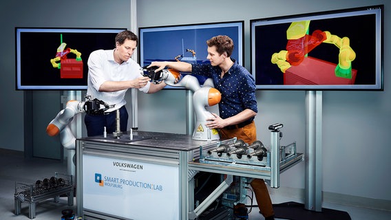Zwei Mitarbeiter arbeiten im Smart-Production-Lab bei Volkswagen in Wolfsburg. © VW 
