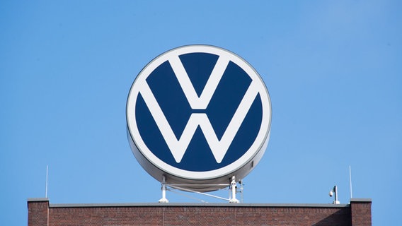 Das VW-Logo auf dem Markenhochhaus von Volkswagen auf dem Gelände vom VW-Werk Wolfsburg © picture alliance/dpa Foto:  Julian Stratenschulte