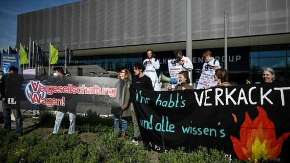 Protestaktion vor der Vollversammlung der Volkswagen AG - Hauptversammlung 2023. © Britta Pedersen/dpa 