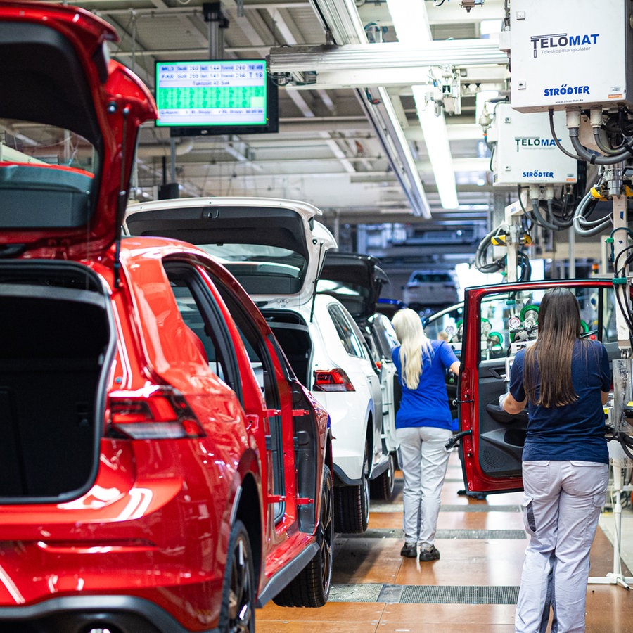 Mehrere Volkswagen Golf befinden sich im VW Werk in der Endmontage © picture alliance/dpa Foto: Moritz Frankenberg