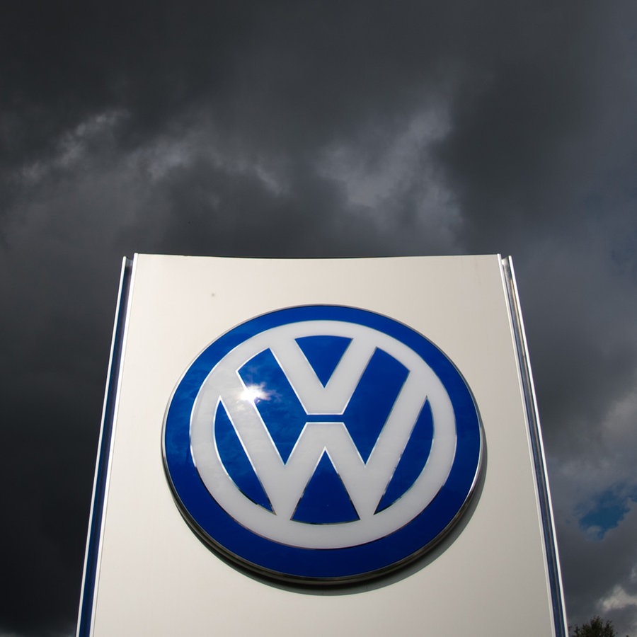 Dunkle Wolken ziehen über ein VW-Logo © picture alliance / dpa Foto: Julian Stratenschulte