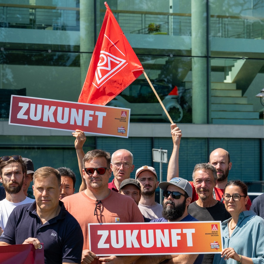 Beschäftigte und Mitglieder der Gewerkschaft IG Metall demonstrieren vor dem Volkswagen Group Future Center Europe in Potsdam © picture alliance/dpa Foto: Soeren Stache