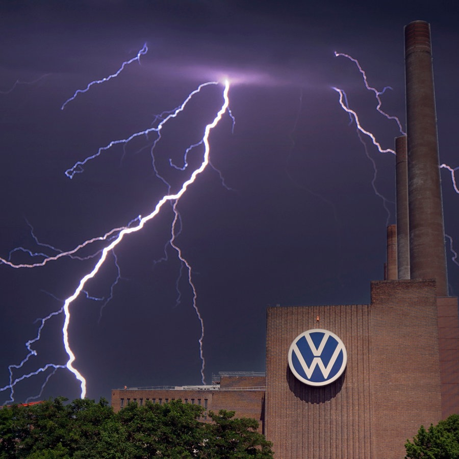 Ein Gewitterhimmel über dem VW-Werk in Wolfsburg - Bildmontage © picture alliance / M.i.S. Foto: Bernd Feil