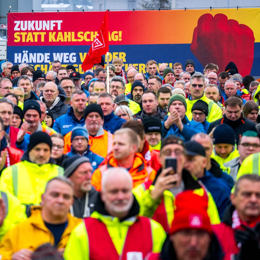 Streikende stehen vor dem Volkswagen-Werk © picture alliance/dpa Foto:  Sina Schuldt