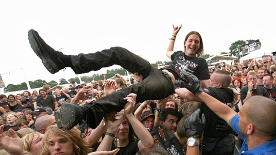 Stage Diving beim Open Air © dpa Foto: Carsten Rehder