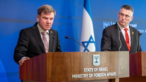 Israel, Jerusalem: Johann Wadephul (l,CDU), Außenminister, nimmt neben Gideon Saar, Außenminister von Israel, an einer Pressekonferenz nach dem Gespräch im Außenministerium teil. © Michael Kappeler/dpa 