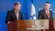 Israel, Jerusalem: Johann Wadephul (l,CDU), Außenminister, nimmt neben Gideon Saar, Außenminister von Israel, an einer Pressekonferenz nach dem Gespräch im Außenministerium teil. © Michael Kappeler/dpa 