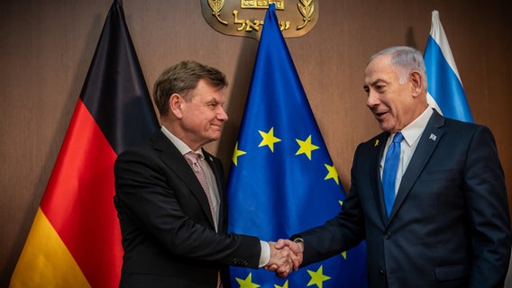 Johann Wadephul (l,CDU), Außenminister, steht neben Benjamin Netanjahu, Ministerpräsident von Israel nach einem Gespräch im Amtssitz des Regierungschefs. © Michael Kappeler/dpa 