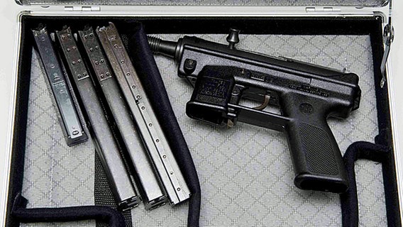 Eine bei der Durchsuchung sichergestellte Maschinenpistole © Polizei SH 