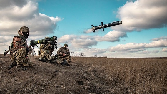 Ukrainische Soldaten benutzen während einer Militärübung in der Region Donezk eine Abschussvorrichtung mit einer US-Javelin-Rakete. © Uncredited/Ukrainian Defense Ministry Press Service/AP/dpa 