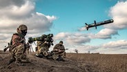 Ukrainische Soldaten benutzen während einer Militärübung in der Region Donezk eine Abschussvorrichtung mit einer US-Javelin-Rakete. © Uncredited/Ukrainian Defense Ministry Press Service/AP/dpa 