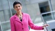 Sahra Wagenknecht steht im Bundestag in Berlin an einer Brüstung. © dpa-Zentralbild/dpa Foto: Britta Pedersen