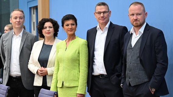 Die Vorstandsmitglieder des Vereins "Bündnis Sahra Wagenknecht - Für Vernunft und Gerechtigkeit" stehen bei einer Pressekonferenz nebeneinander. © dpa-Bildfunk Foto: Soeren Stache