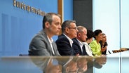 Die Politikerin Sahra Wagenknecht (2.v.r.) spricht während der Pressekonferenz zur Gründung des Vereins "Bündnis Sahra Wagenknecht". © Soeren Stache/dpa 