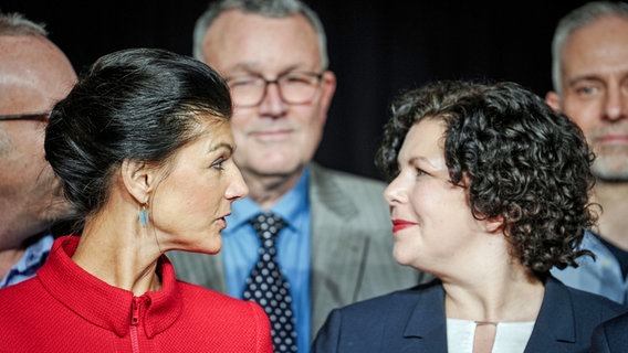 Die Parteivorsitzenden Sahra Wagenknecht (l.) und Amira Mohamed Ali nehmen am Gründungsparteitag der neuen Wagenknecht-Partei "Bündnis Sahra Wagenknecht - für Vernunft und Gerechtigkeit" (BSW) teil. © Kay Nietfeld/dpa 