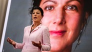 Sahra Wagenknecht, Bundesvorsitzende vom Bündnis Sahra Wagenknecht (BSW) spricht vor einem Wahlplakat. © Fabian Sommer/dpa Foto: Fabian Sommer