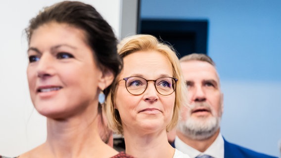 Sahra Wagenknecht (l-r), Parteivorsitzende des Bündnis Sahra Wagenknecht (BSW), Katja Wolf, Spitzenkandidatin des Bündnis Sahra Wagenknecht (BSW) in Thüringen, und Steffen Schütz, Landesvorsitzender und Spitzenkandidat des Bündnis Sahra Wagenknecht (BSW) in Thüringen, kommen zur Wahlparty des Bündnis Sahra Wagenknecht (BSW) im Dompalais. In Thüringen findet am Sonntag die Landtagswahl statt. © Christoph Soeder/dpa 