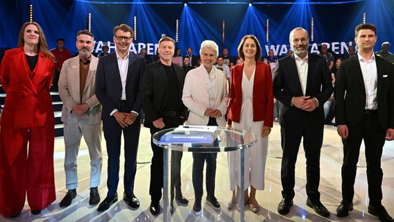 Terry Reintke (Bündnis90/Die Grünen), Fabio De Masi (BSW), Daniel Caspary (CDU), Martin Schirdewan (Die Linke), Marie-Agnes Strack-Zimmermann (FDP), Katarina Barley (SPD), Manfred Weber (CSU), und René Aust (AfD) stehen im Fernsehstudio bei der Wahlarena der ARD zur Europawahl. © dpa-Bildfunk Foto: Martin Schutt