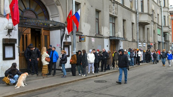 Wähler stehen vor einem Wahllokal in Moskau Schlange. © AP/dpa-Bildfunk 
