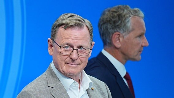Die Politiker Bodo Ramelow (Linke) und Björn Höcke (AfD) stehen in einem Fernsehstudio. © Michael Kappeler/dpa 