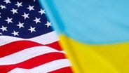 Eine amerikanische und eine ukrainische Flage © picture alliance / NurPhoto Foto:  Beata Zawrzel