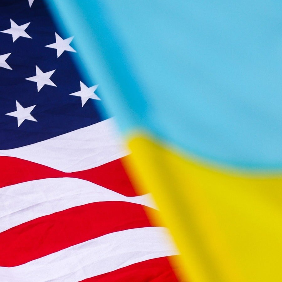 Eine amerikanische und eine ukrainische Flage © picture alliance / NurPhoto Foto:  Beata Zawrzel