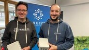 Robert Heinecke (links) und Haris Sefo von "Breeze Technologies" aus Hamburg mit Waldbrand-Sensoren in den Händen. © NDR Foto: Konstanze Nastarowitz