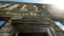 Der Eingang der der Bank M.M. Warburg & Co mit dem Schriftzug. © dpa picture alliance Foto: Kay Nietfeld