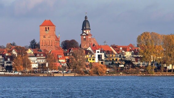 Blick auf Waren an der Müritz vom Wasser aus. © dpa picture alliance/zoonar Foto: Thorsten Schier