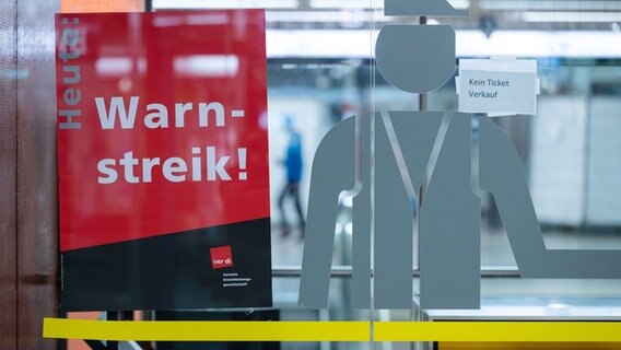 Ein Plakat mit der Aufschrift "Warnstreik" hängt an einer Haltestelle. © dpa bildfunk Foto: Marijan Murat
