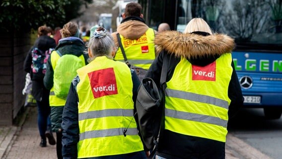 Streikende Mitglieder der Gewerkschaft ver.di gehen in Oldenburg zu Reisebussen, um zu einer Demonstration zu fahren. © dpa bildfunk Foto: Hauke-Christian Dittrich