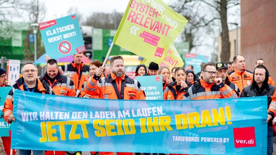 Mitarbeitende des Rettungsdienstes ziehen während einer Streik-Demonstration durch Westerstede. © dpa bildfunk Foto: Hauke-Christian Dittrich