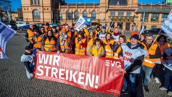 Mitglieder der Gewerkschaft EVG beteiligen sich am Warnstreik und demonstrieren vor dem Hauptbahnhof in Schwerin. © dpa-Bildfunk Foto: Jens Büttner