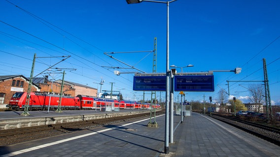 Empty platforms at the main station in Schwerin.  © dpa-Bildfunk Photo: Jens Büttner